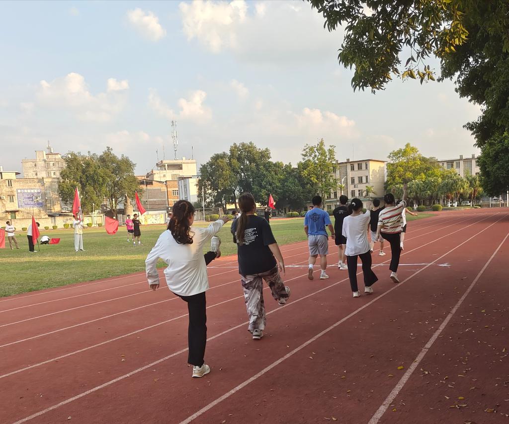 图为正在热身的运动员